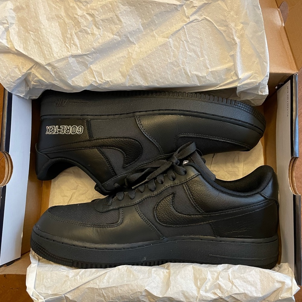 Nike AF1’s black low gortex